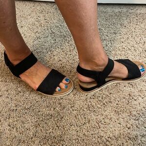 Black sandles- size9 Bob’s from Sketchers Slightly worn